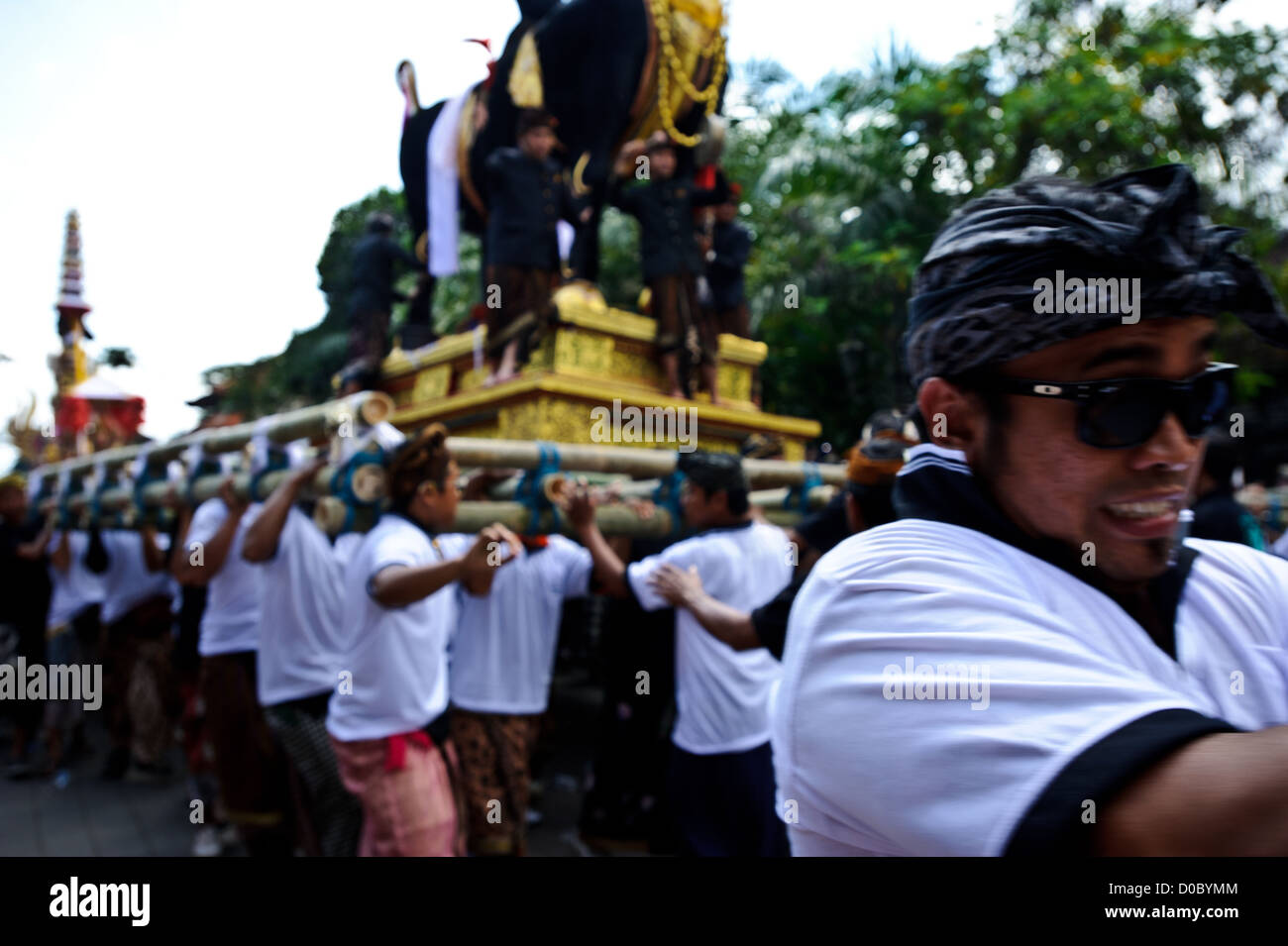 Uno speciale evento indù, un funerale Balinese della famiglia reale in Ubud. Un evento che riunire tutti i clan della zona. Bali Ubud Foto Stock Uno speciale evento indù, un funerale Balinese della famiglia reale in Ubud. Un evento che riunire tutti i clan della zona. Bali Ubud Foto Stock