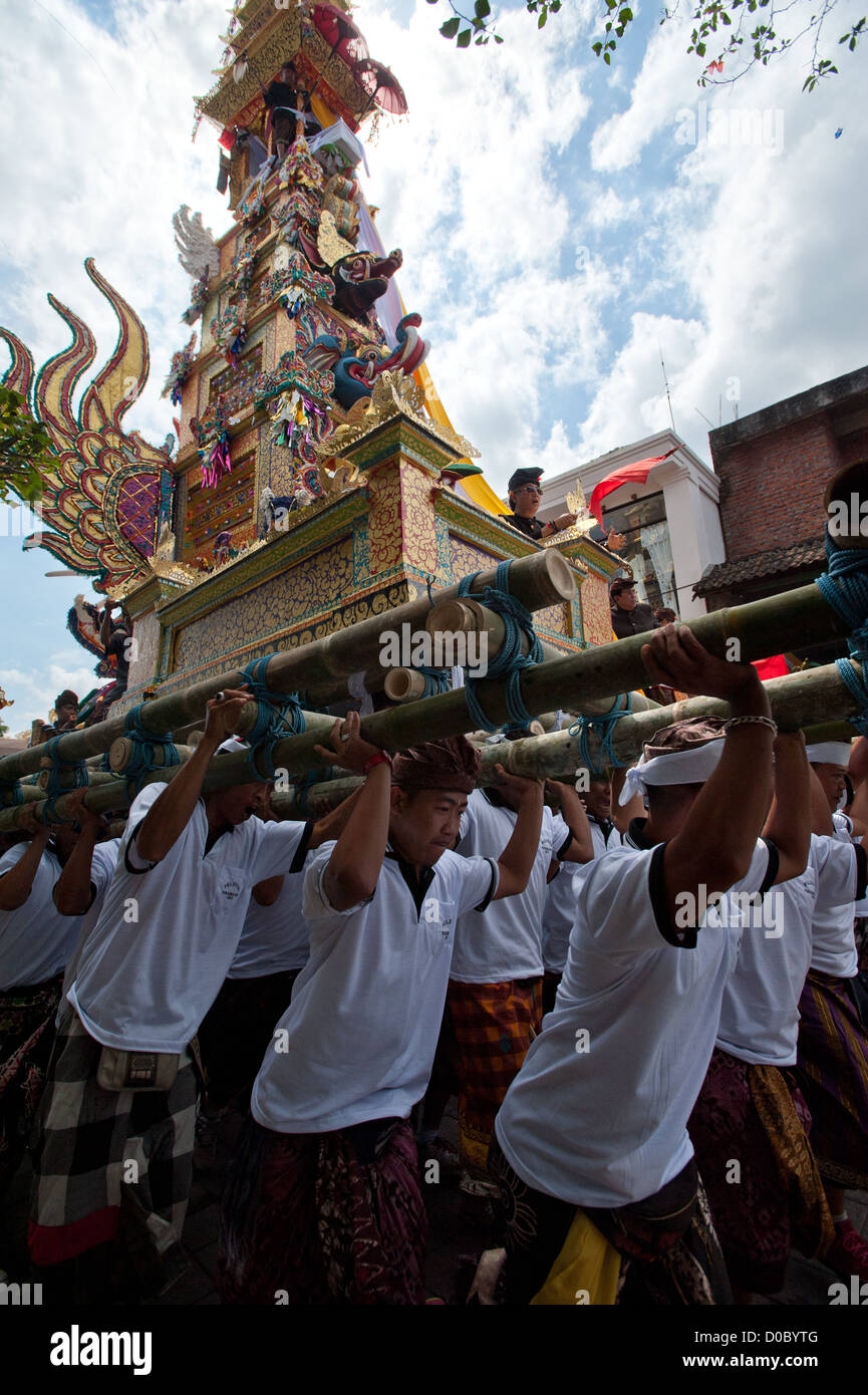 Uno speciale evento indù, un funerale Balinese della famiglia reale in Ubud. Un evento che riunire tutti i clan della zona. Bali Ubud Foto Stock Uno speciale evento indù, un funerale Balinese della famiglia reale in Ubud. Un evento che riunire tutti i clan della zona. Bali Ubud Foto Stock