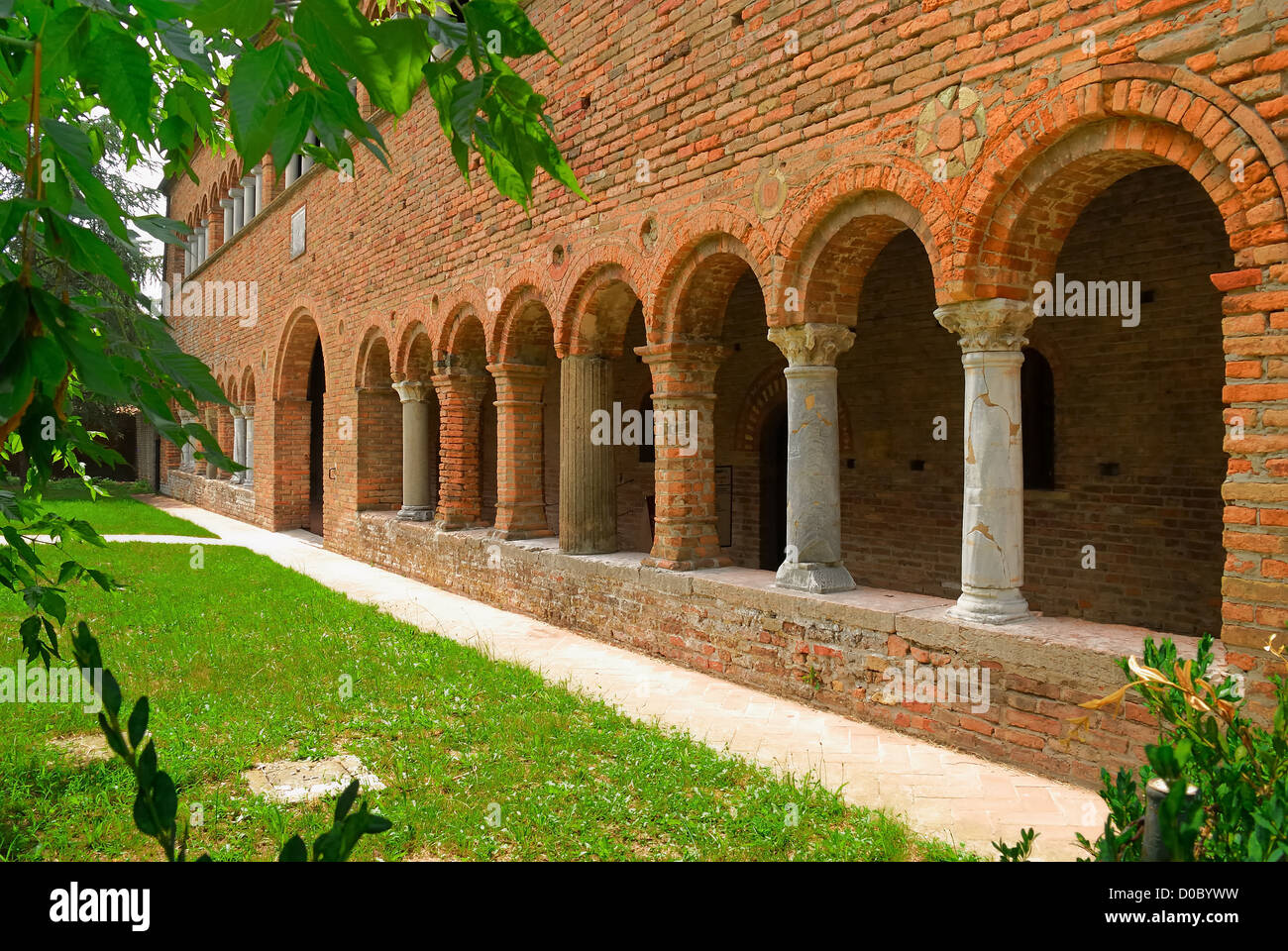 Abbazia di Pomposa situata nel comune di Codigoro in provincia di Ferrara è una abbazia risalente al IX secolo . Foto Stock