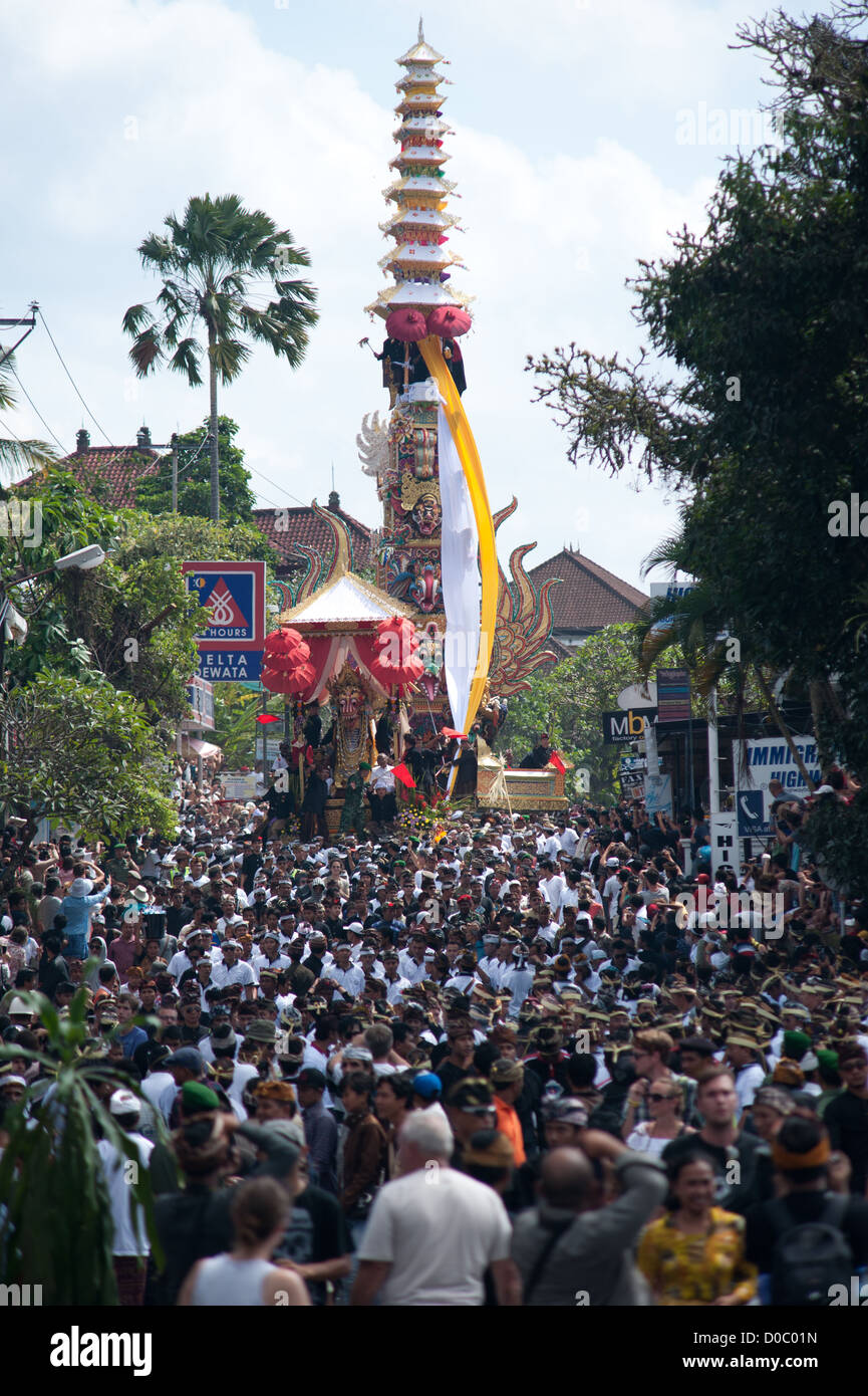 Uno speciale evento indù, un funerale Balinese della famiglia reale in Ubud. Un evento che riunire tutti i clan della zona. Bali Ubud Foto Stock