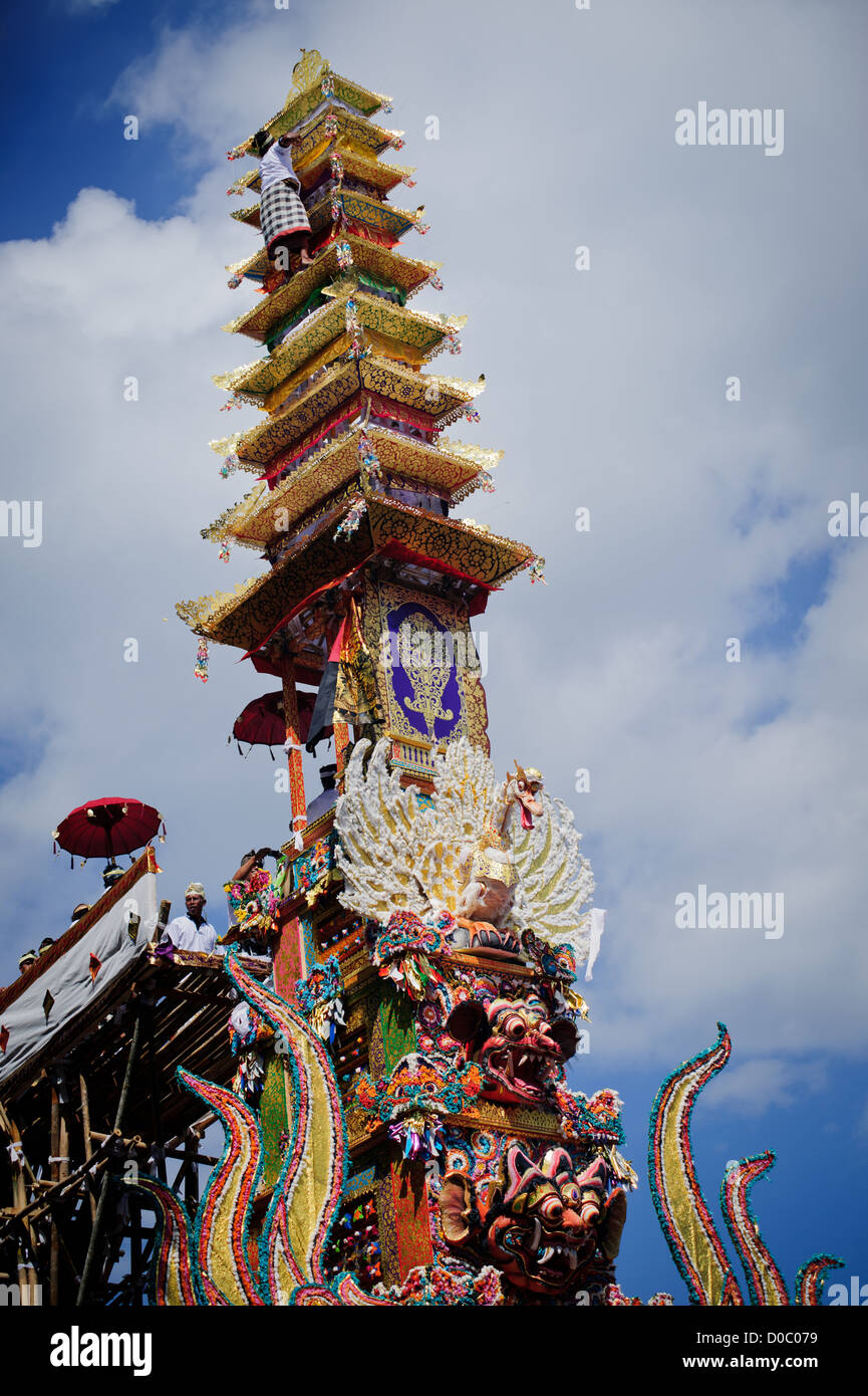Uno speciale evento indù, un funerale Balinese della famiglia reale in Ubud. Un evento che riunire tutti i clan della zona. Bali Ubud Foto Stock Uno speciale evento indù, un funerale Balinese della famiglia reale in Ubud. Un evento che riunire tutti i clan della zona. Bali Ubud Foto Stock