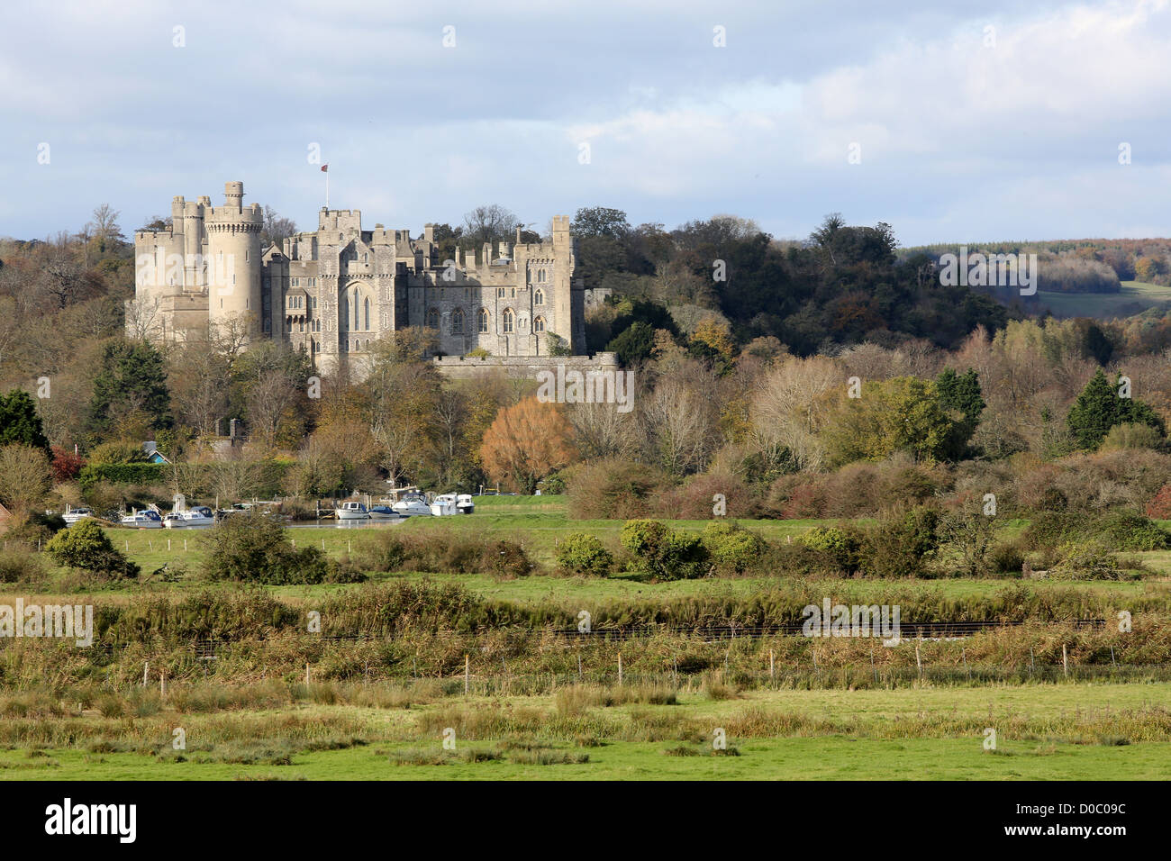 Arundel Castle ha mille anni di storia situato in magnifici giardini e si affaccia sul fiume Arun nel West Sussex Foto Stock