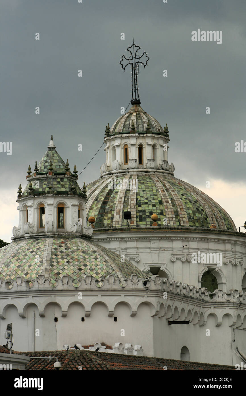 Il tetto verde piastrelle la cupola di stile barocco La Compania chiesa nel centro storico della città di Quito, Ecuador Foto Stock