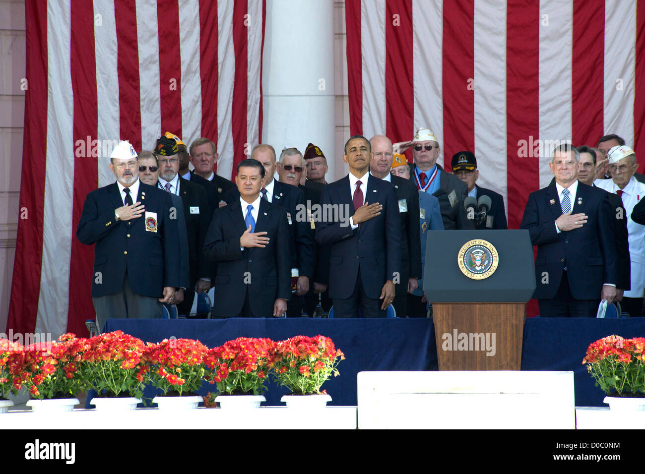 Il Presidente Usa Barack Obama dice il giuramento di fedeltà al Cimitero Nazionale di Arlington, commemorando i veterani giorno Novembre 11, 2012 a Arlington, Virginia. Foto Stock