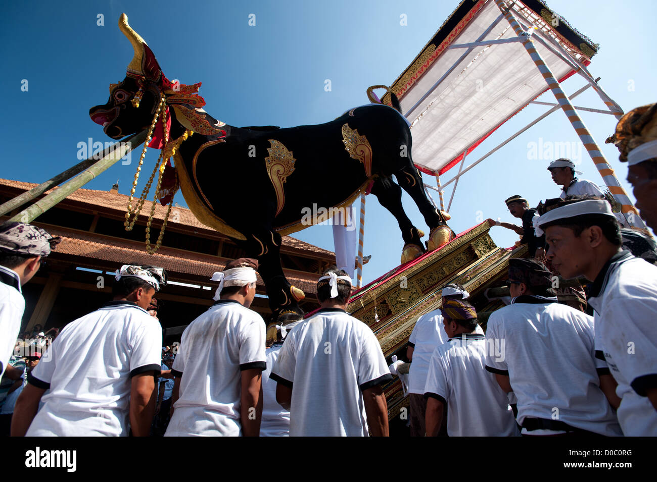 Uno speciale evento indù, un funerale Balinese della famiglia reale in Ubud. Un evento che riunire tutti i clan della zona. Bali Ubud Foto Stock Uno speciale evento indù, un funerale Balinese della famiglia reale in Ubud. Un evento che riunire tutti i clan della zona. Bali Ubud Foto Stock