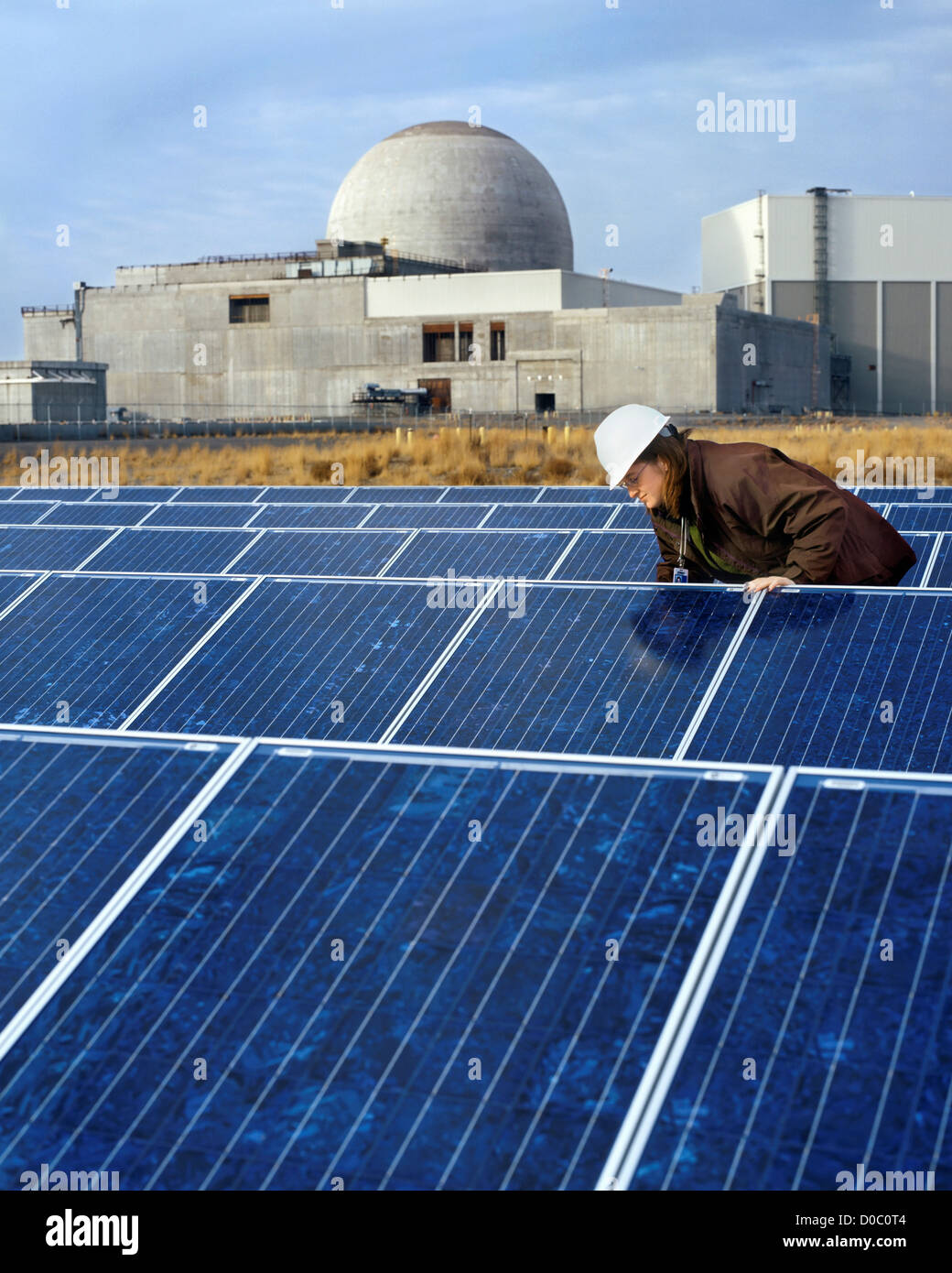 Un ingegnere controlli sullo stato dei pannelli solari Foto Stock