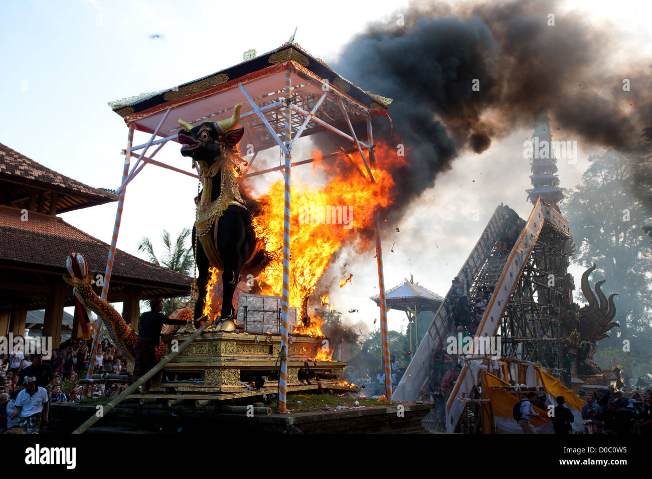 Uno speciale evento indù, un funerale Balinese della famiglia reale in Ubud. Un evento che riunire tutti i clan della zona. Bali Ubud Foto Stock Uno speciale evento indù, un funerale Balinese della famiglia reale in Ubud. Un evento che riunire tutti i clan della zona. Bali Ubud Foto Stock