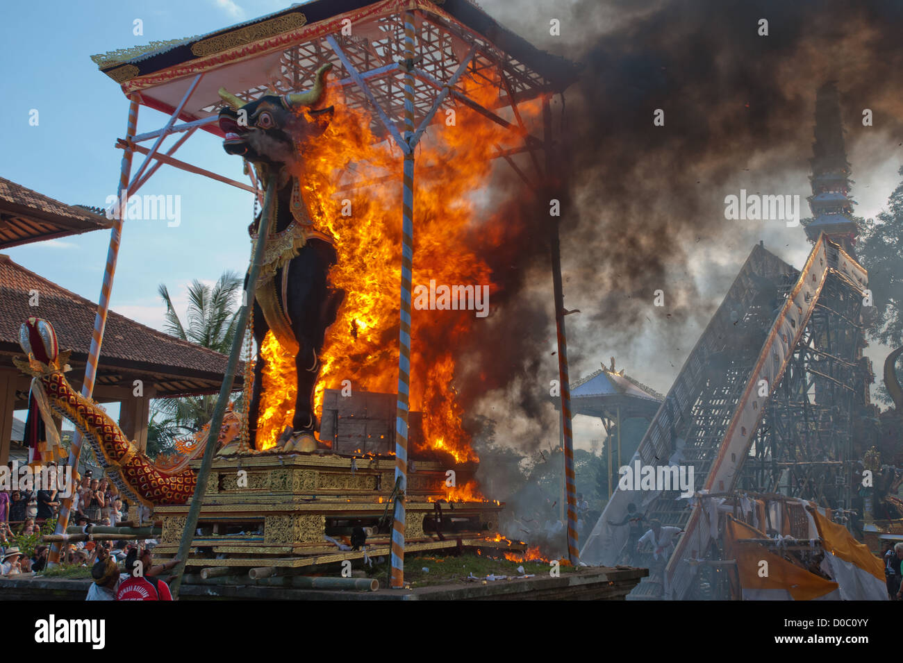 Uno speciale evento indù, un funerale Balinese della famiglia reale in Ubud. Un evento che riunire tutti i clan della zona. Bali Ubud Foto Stock Uno speciale evento indù, un funerale Balinese della famiglia reale in Ubud. Un evento che riunire tutti i clan della zona. Bali Ubud Foto Stock