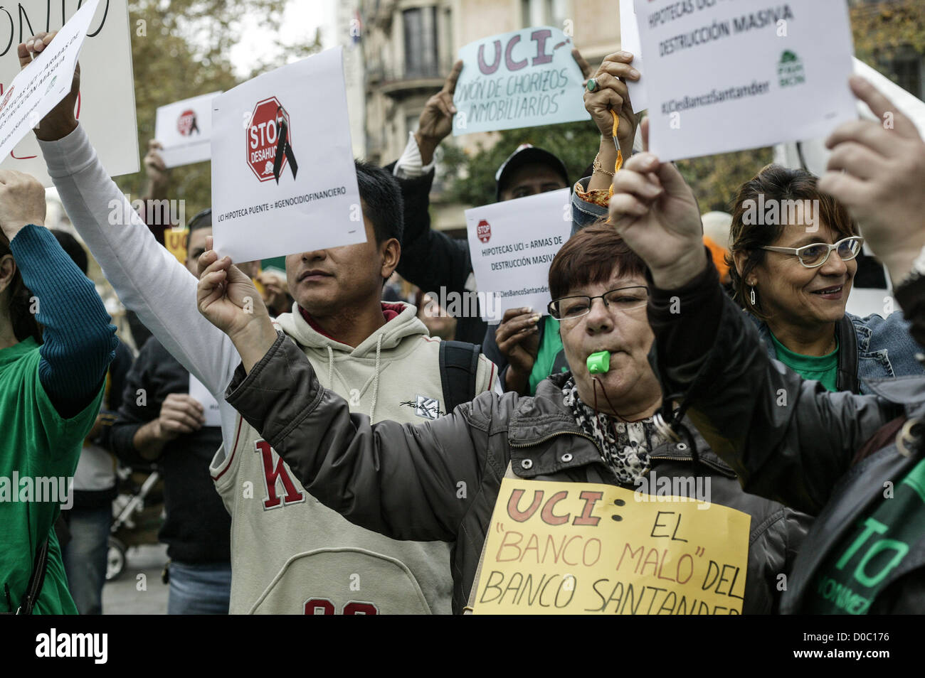 Barcellona, Spagna. Il 22 novembre 2012. Protesta contro ipoteca e le procedure di sfratto di UCI - Banco Santander banca di credito-. Credito: esteban mora / Alamy Live News Foto Stock