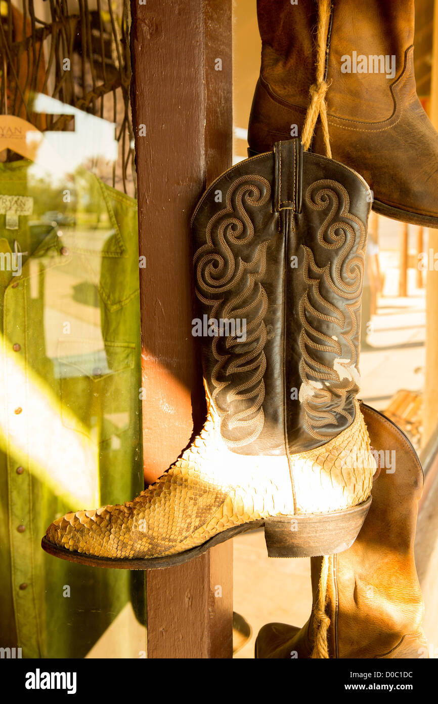 Un boot appeso ad una vetrina nella maratona,Texas Foto Stock