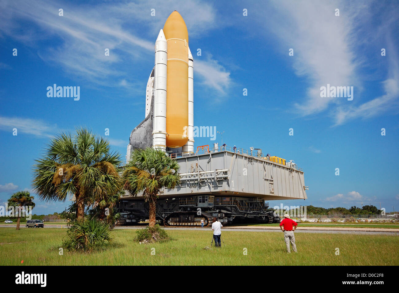Atlantis rende 3.5 miglio sei ore di viaggio pad 39A sulla parte superiore del trasportatore a cingoli in preparazione STS-125 ultima missione Hubble Space Foto Stock