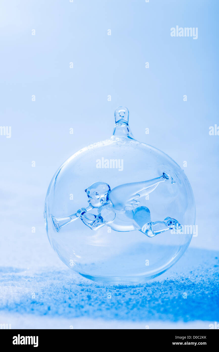 Trasparente Pallina natale con angelo sulla neve. Copia dello spazio. Foto Stock