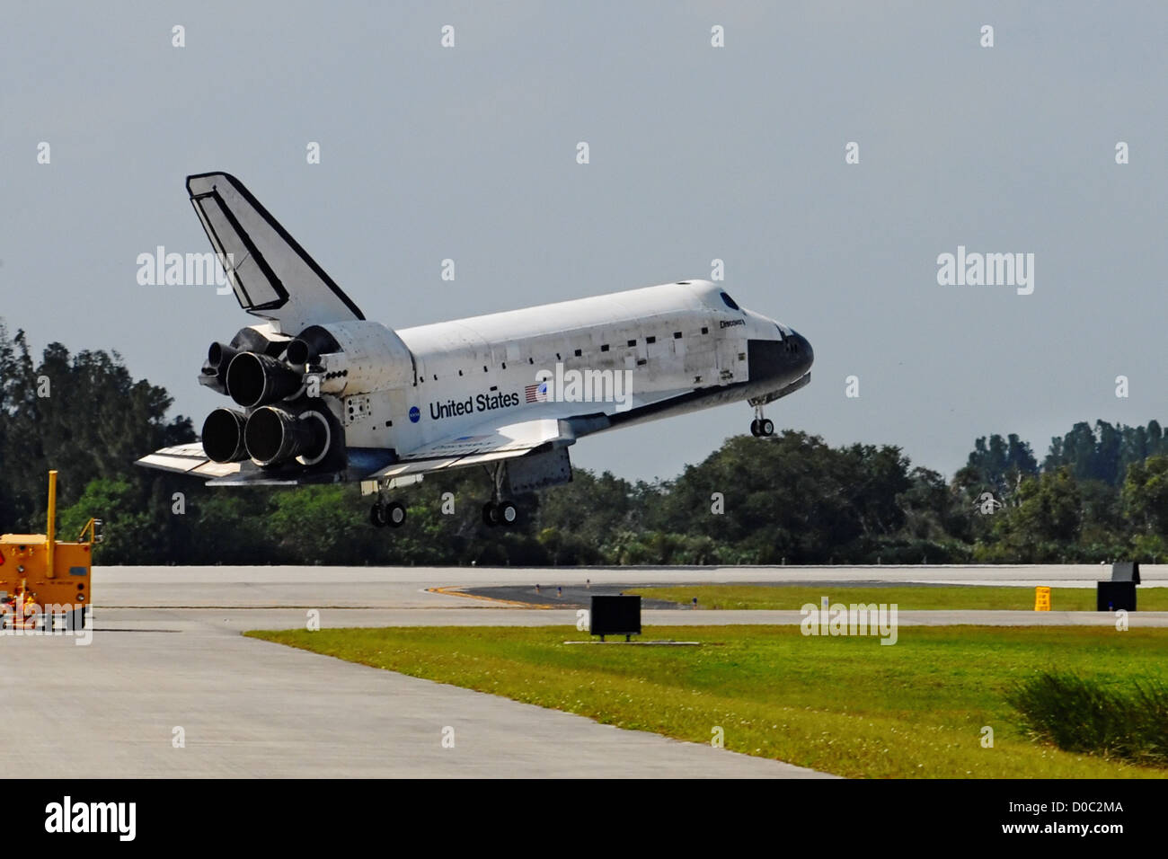 La navetta Discovery atterra sulla pista 33 presso lo Shuttle Landing Facility al Kennedy Space Center al fine STS-120. Foto Stock