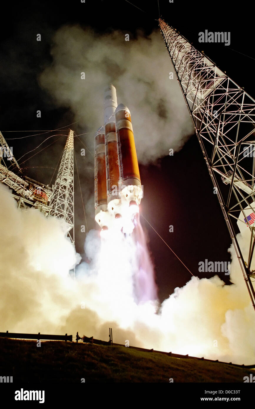 Un Delta IV-razzo pesante più grande del mondo di lanci di razzi xxiii ultimo supporto di difesa missilistica programma-avvertimento satellite nello spazio Foto Stock