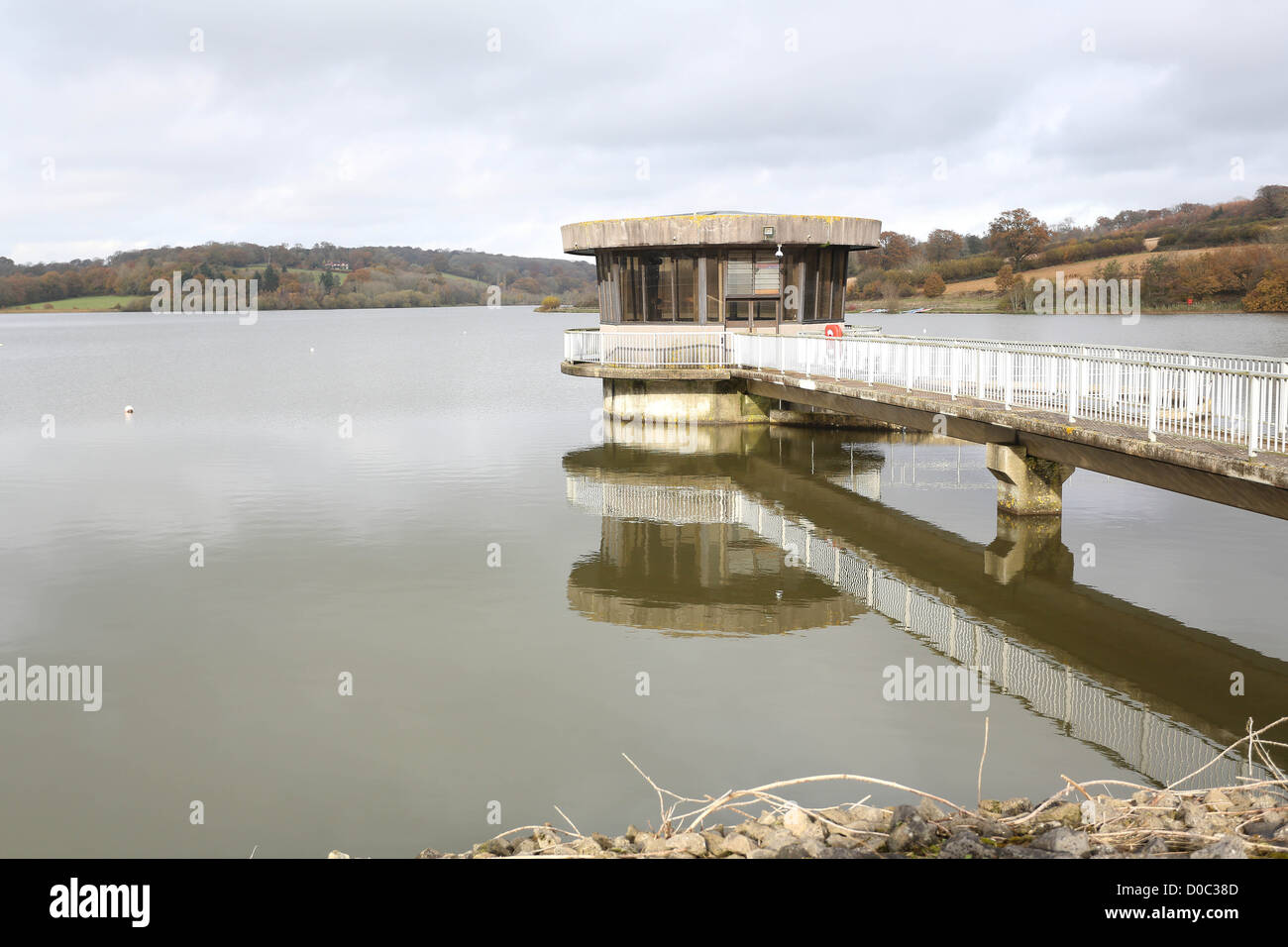 Sud Est acque Arlington serbatoio nel West Sussex ora 100% pieno dopo gli anni precedenti la penuria d'acqua. Foto Stock