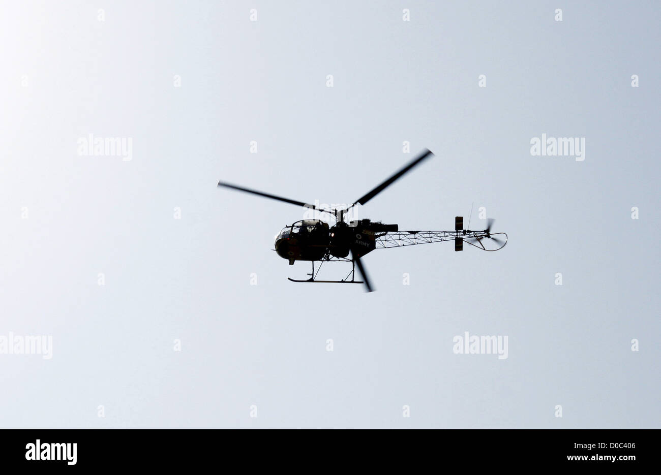 Un indiano esercito aria ricerche in elicottero dal cielo per aiutare storm casa dove militanti sospetti sono nascosti durante la battaglia di pistola su Foto Stock