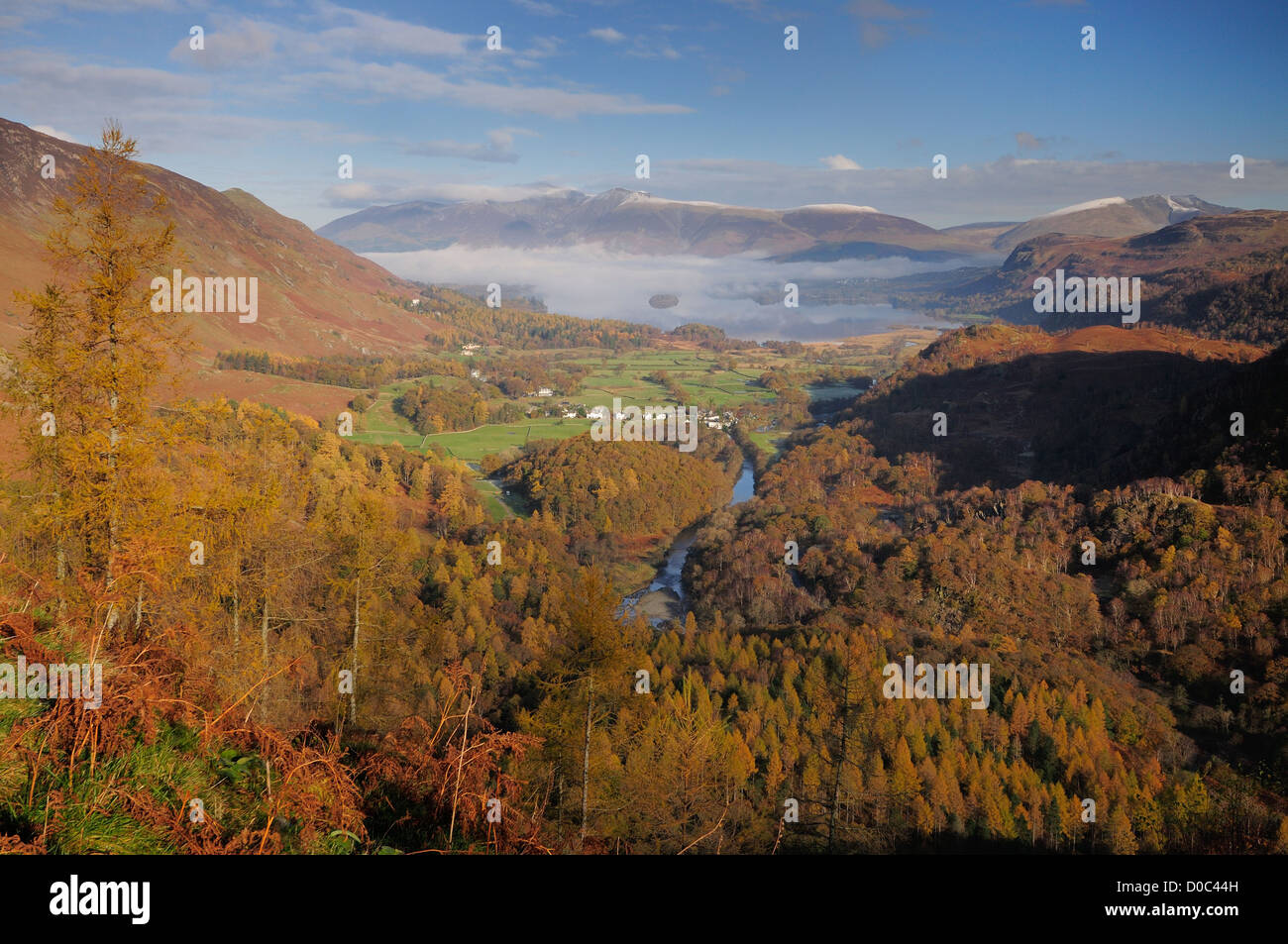 Vista dal castello roccioso sopra Borrowdale verso Derwent Water e Skiddaw in autunno nel Lake District inglese Foto Stock