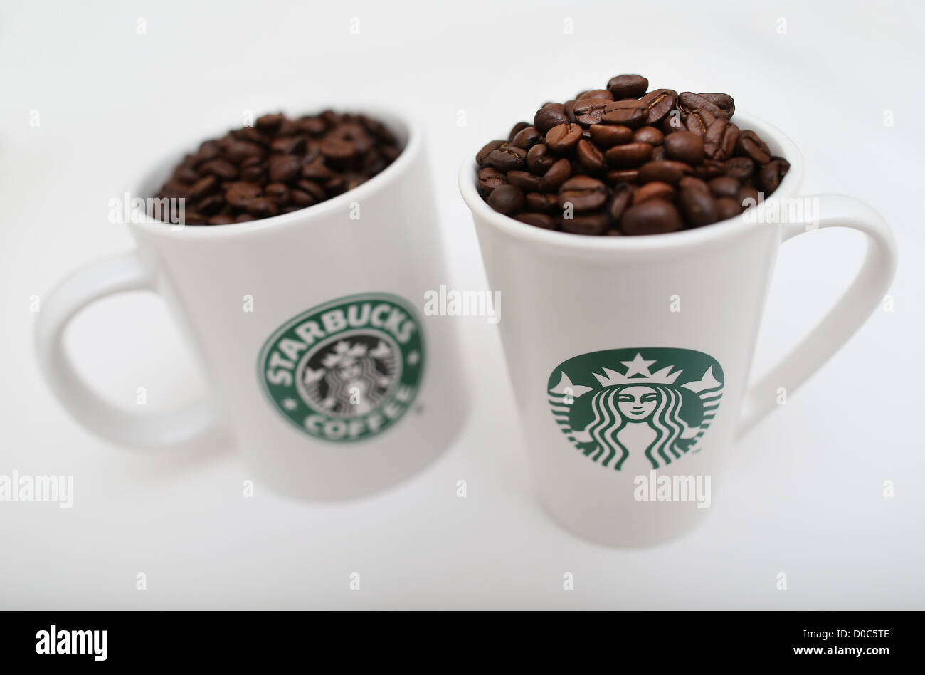 STARBUCKS COFFEE MUG riempito di caffè torrefatto in grani Foto stock -  Alamy