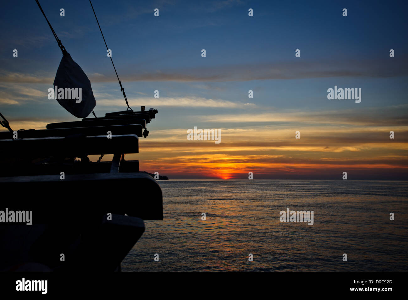 Un tramonto preso dal Samata Yacht di lusso mentre nel Parco Nazionale di Komodo Foto Stock