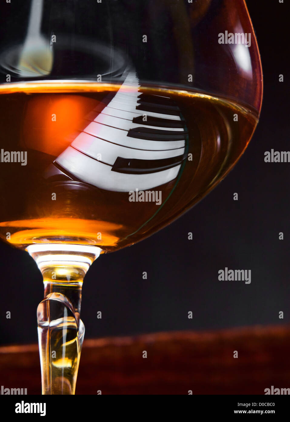 La gratitudine per il maestro, snifter con brandy su un pianoforte. Foto Stock