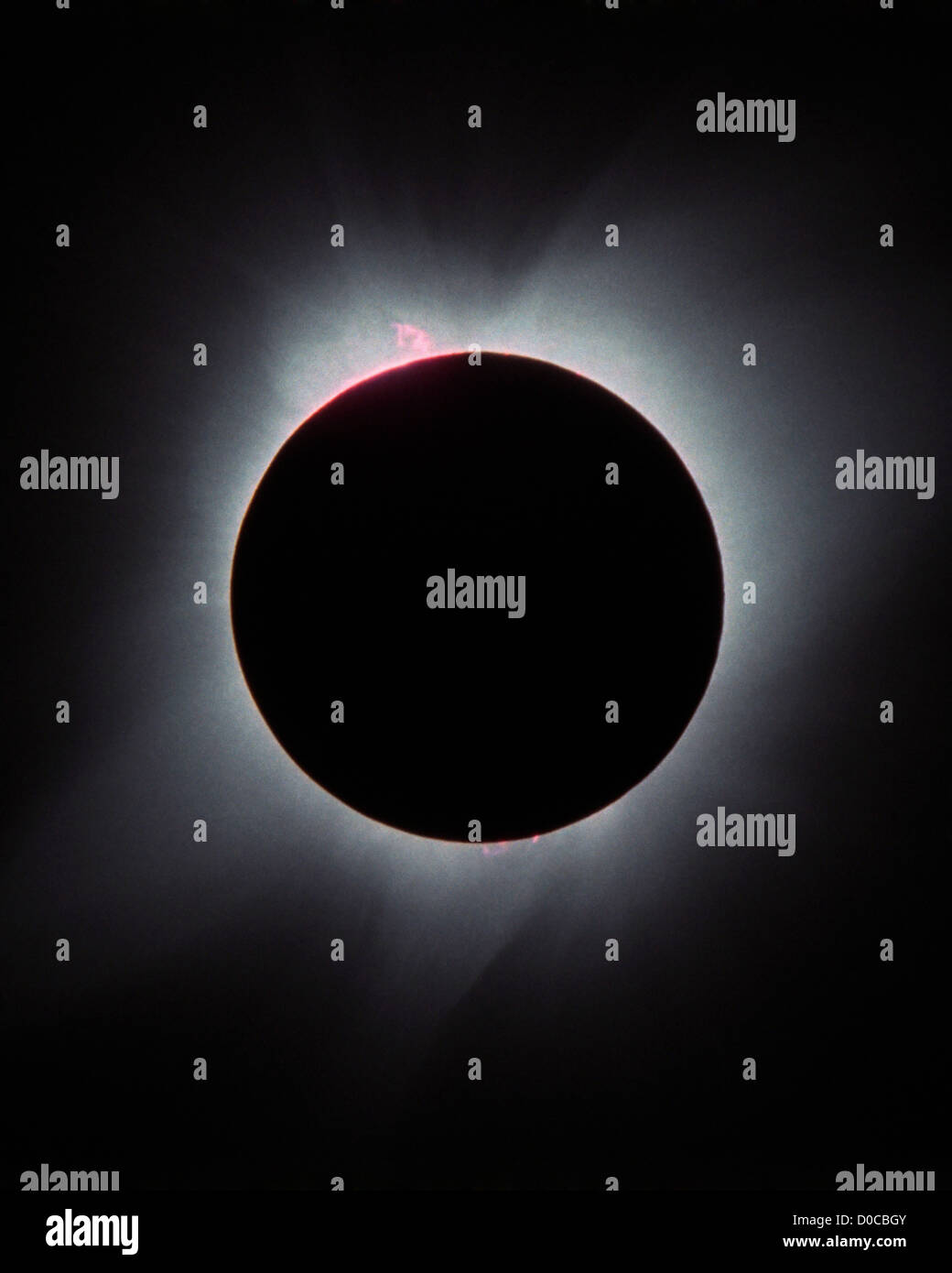 Total Eclipse con Horsehead-Shaped risalto e Chromosphere Foto Stock