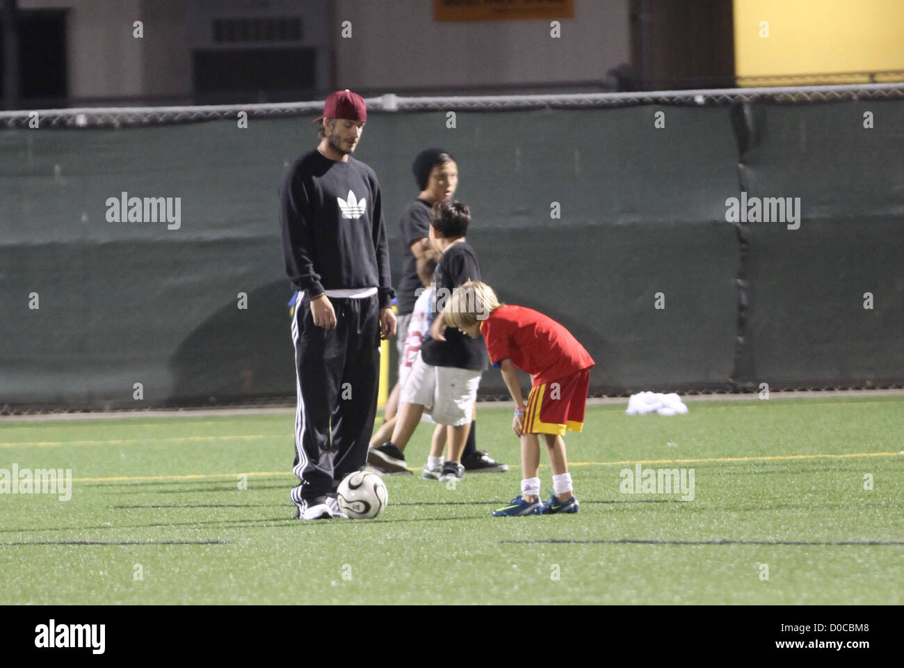 David Beckham con suo figlio Romeo Beckham di David gioca a pallone con i suoi due figli Romeo e Cruz durante il tempo di dimezzamento di Brooklyn Foto Stock