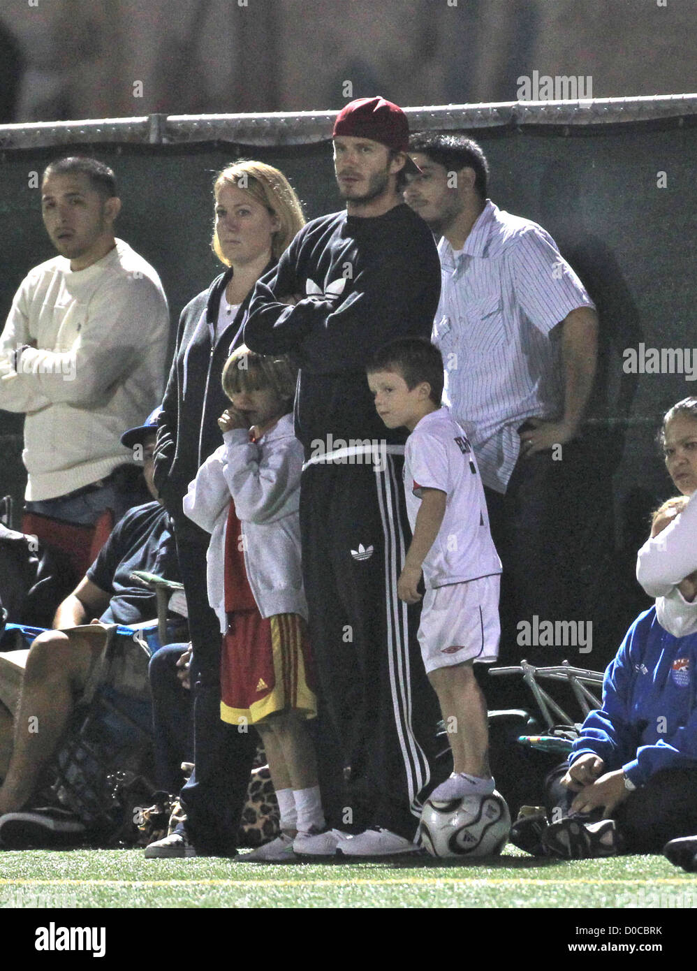 David Beckham con i figli Romeo e Cruz in piedi sul lato linee come egli  orologi Brooklyn Beckham la partita di calcio di Los Foto stock - Alamy