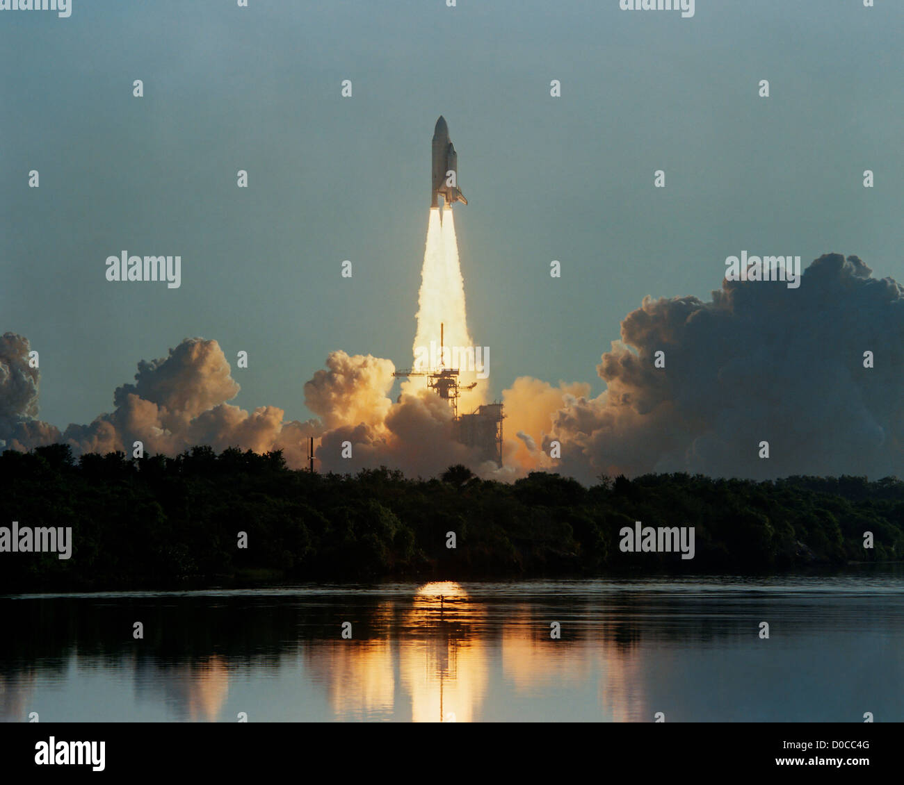 Space Shuttle Columbia (STS-1) di caricamento verticale Foto Stock