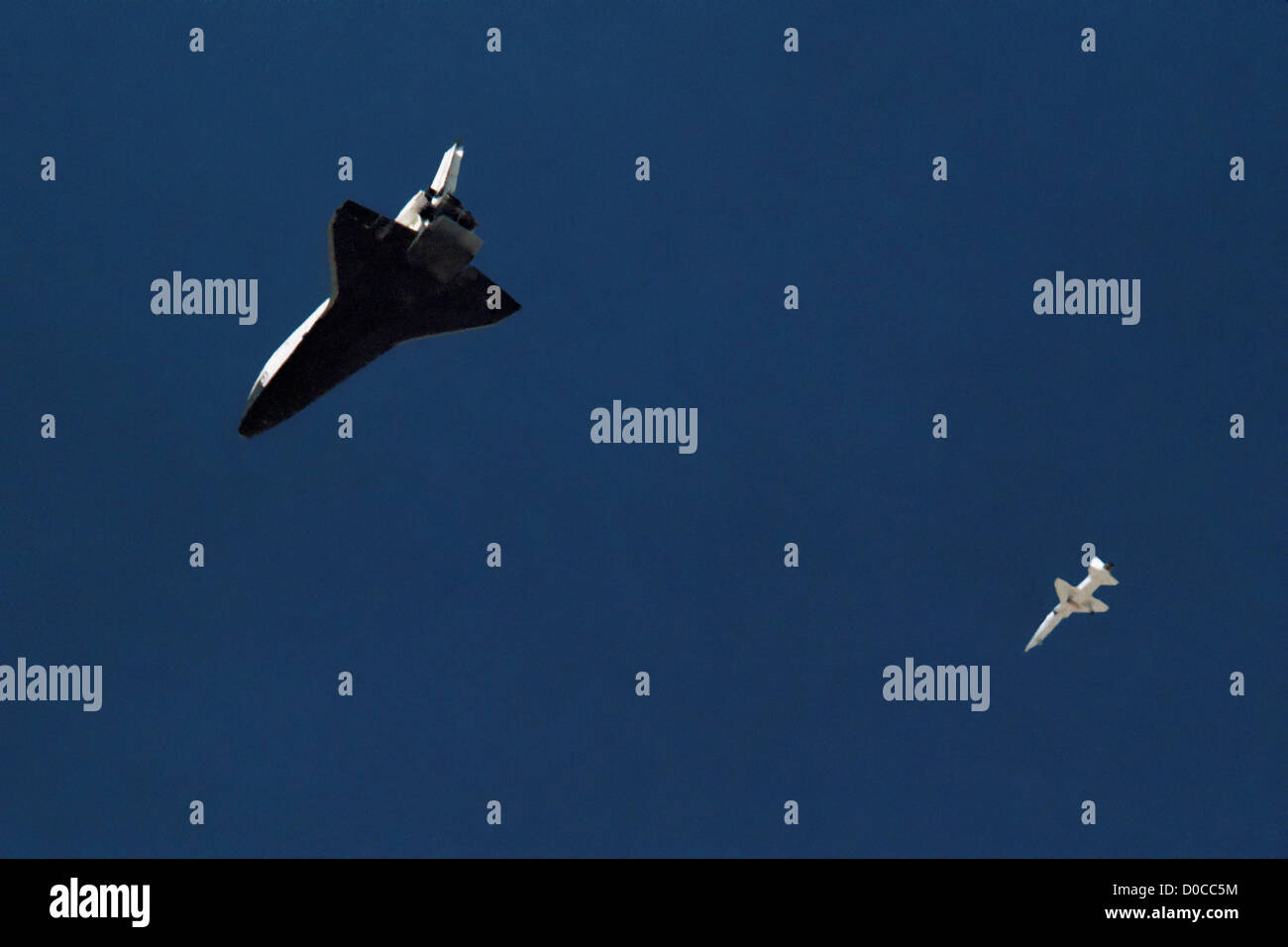 Space Shuttle Columbia (STS-1) in atterraggio Glide Foto Stock