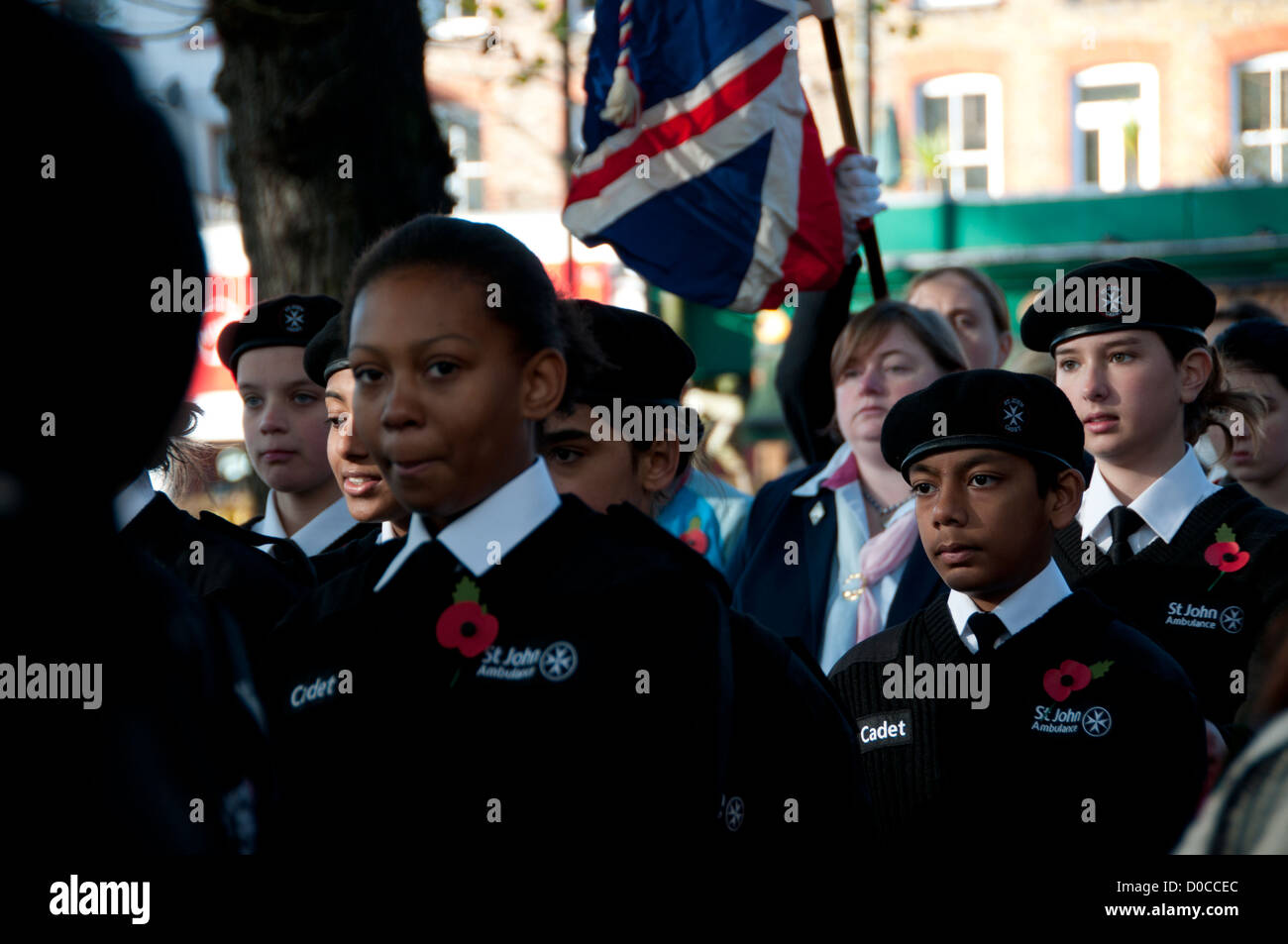 Giorno del Ricordo dell'11.11.2012. Islington Memoriale di guerra. I giovani membri di St John Ambulance Brigade con Unione Jack Foto Stock