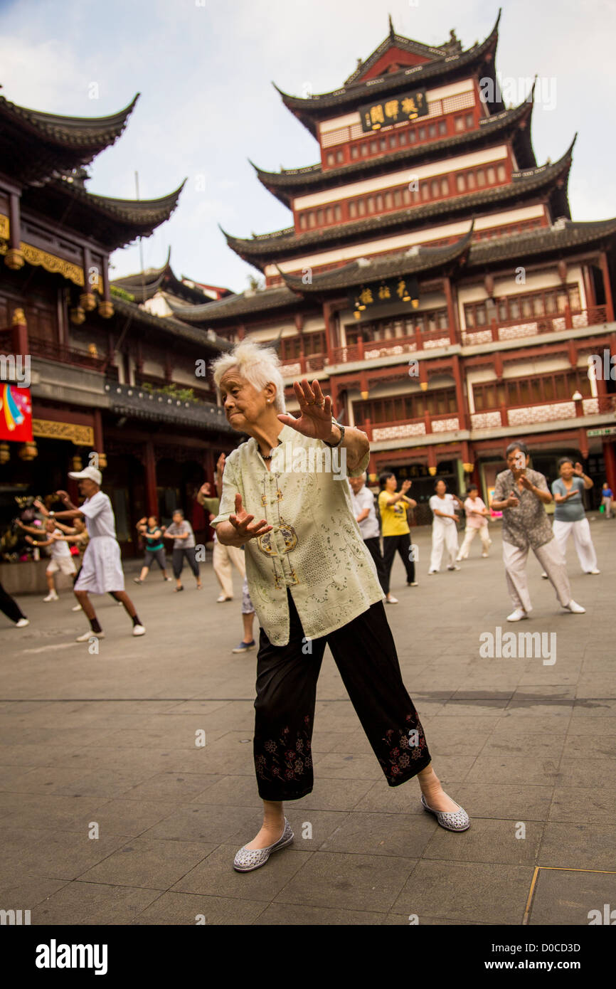 Le donne anziane pratica Tai Chi in Yu Yuan Gardens bazaar Shanghai, Cina Foto Stock