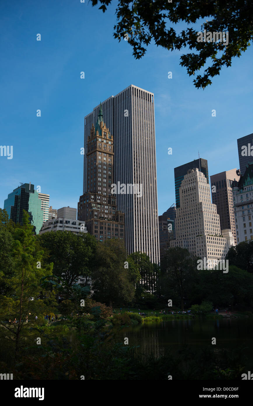 Il Sherry-Netherland Hotel e GM edificio dal Central Park di New York Foto Stock