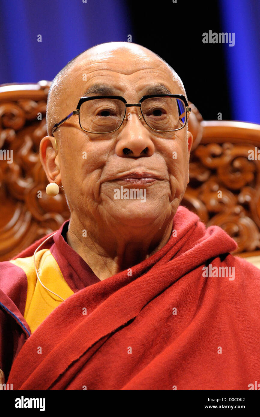 Sua Santità il XIV Dalai Lama Tenzin Gyatso, detiene una conversazione  pubblica intitolata "Approcci umano alla pace mondiale' alla a Foto stock -  Alamy
