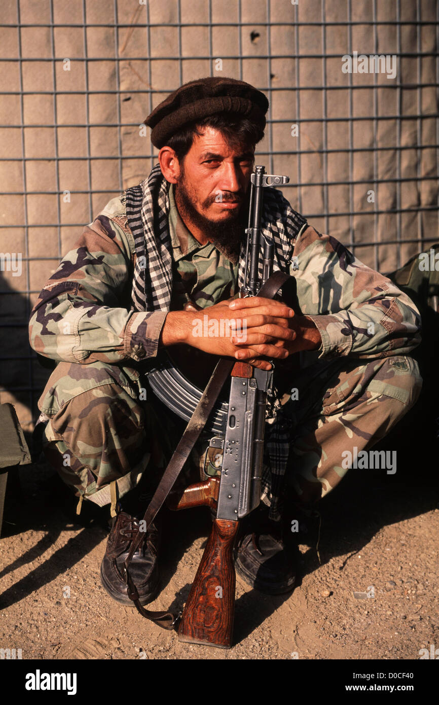 Un combattente afghano con ak-47 Foto Stock