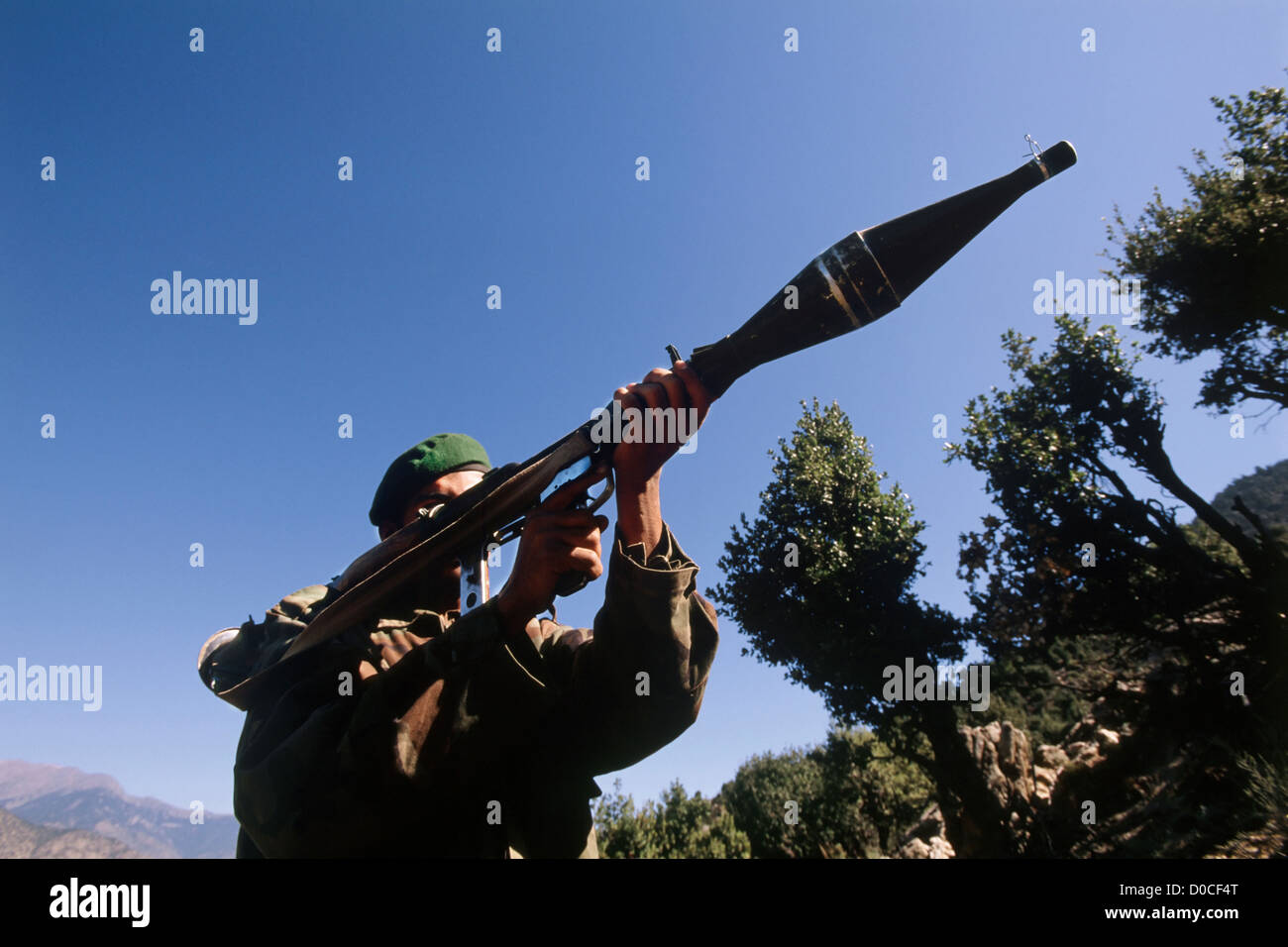 Un combattente afghano con un RPG-7 Foto Stock
