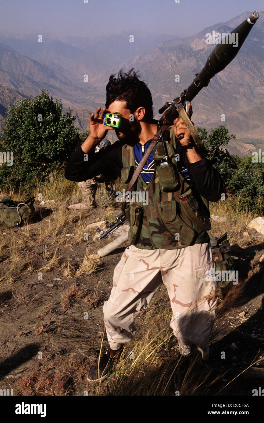 Afghan Fighter con RPG-7 e fotocamera monouso Foto Stock