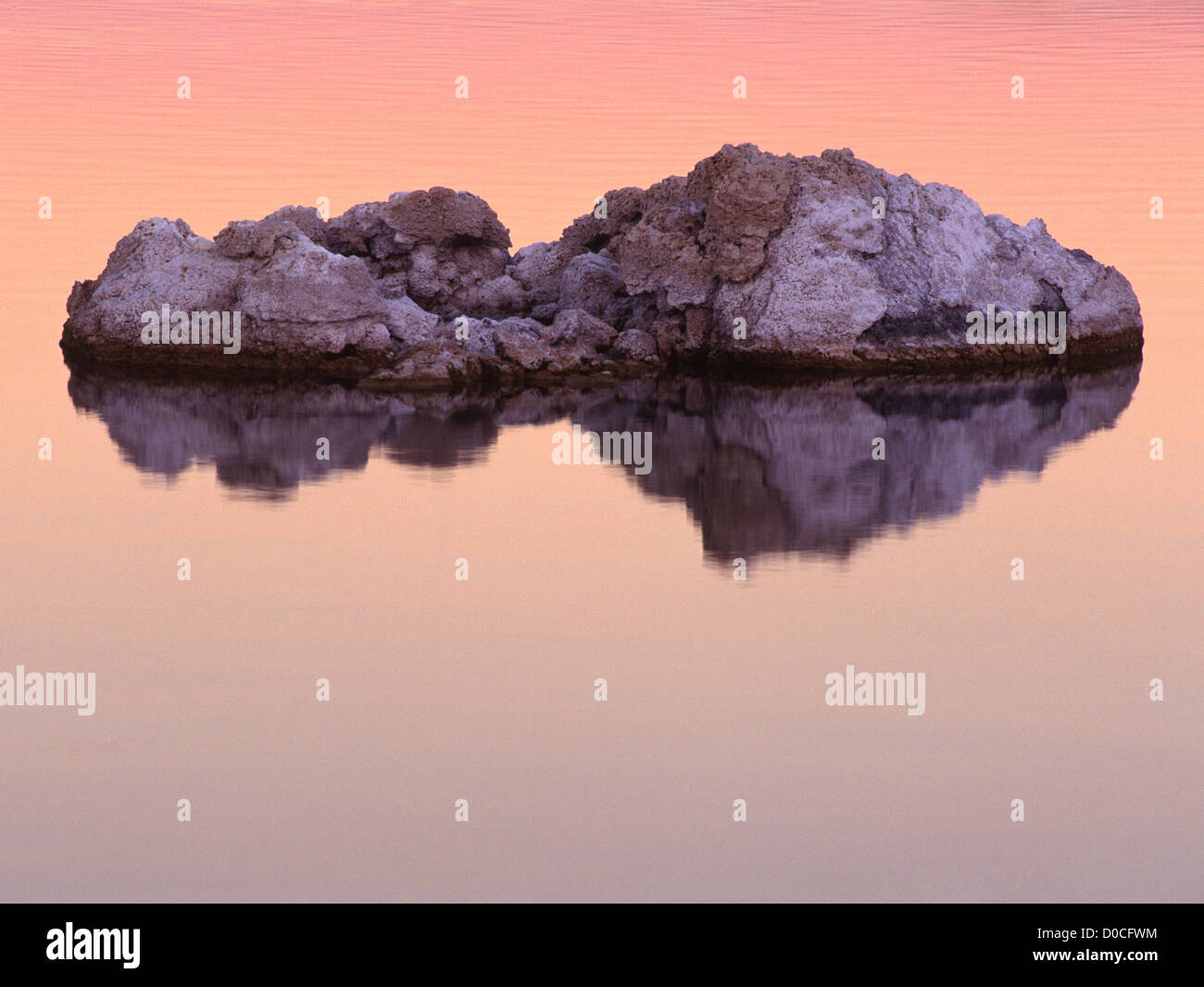 La formazione di tufo e di riflessione in Mono lago al tramonto Foto Stock