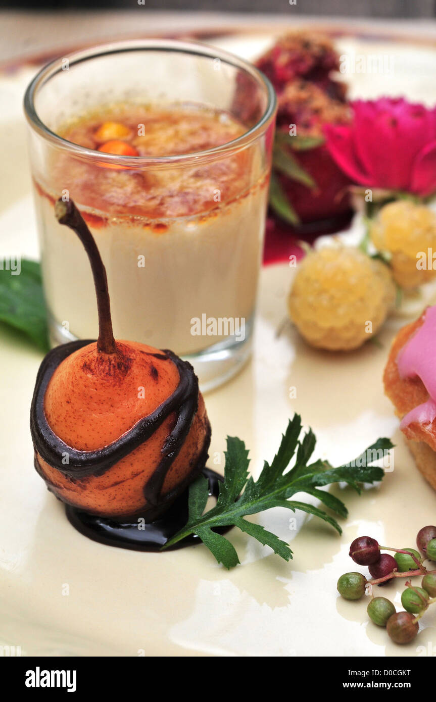 La Nouvelle Cuisine servita al ristorante LA TABLE DU JARDINIER apertura su giardini di ABBEY VALLOIRES ARGOULES SOMME (80) FRANCIA Foto Stock