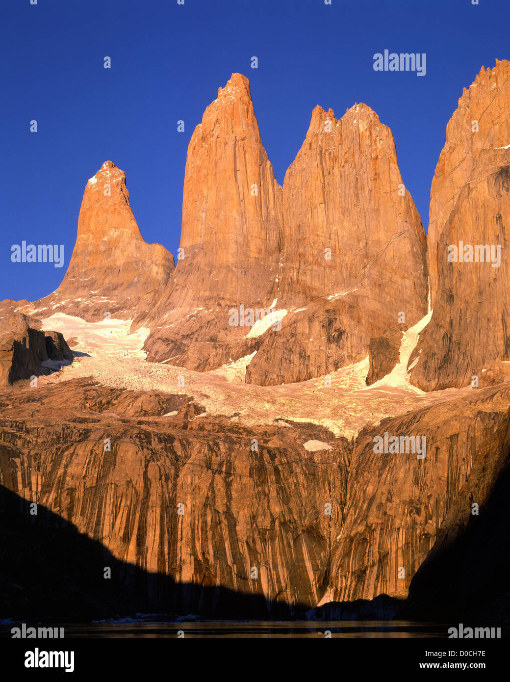 La luce del mattino illumina le Torri del Paine nella Patagonia cilena Foto Stock