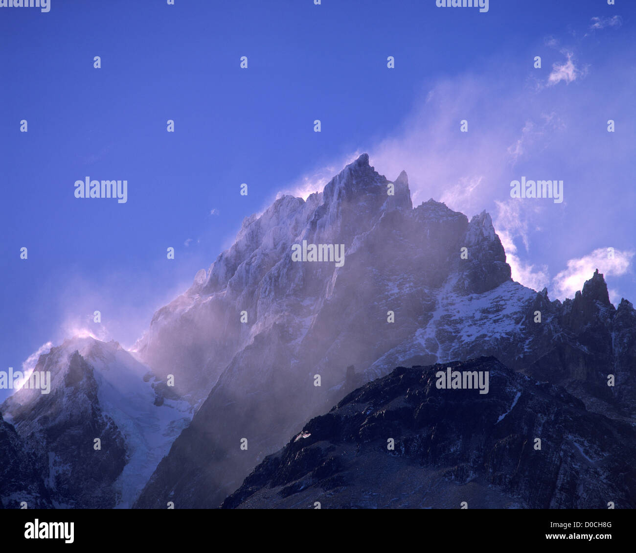 Venti urlanti banner di sollevamento della neve Off Cerro Paine Grande alto nel cielo della Patagonia Foto Stock
