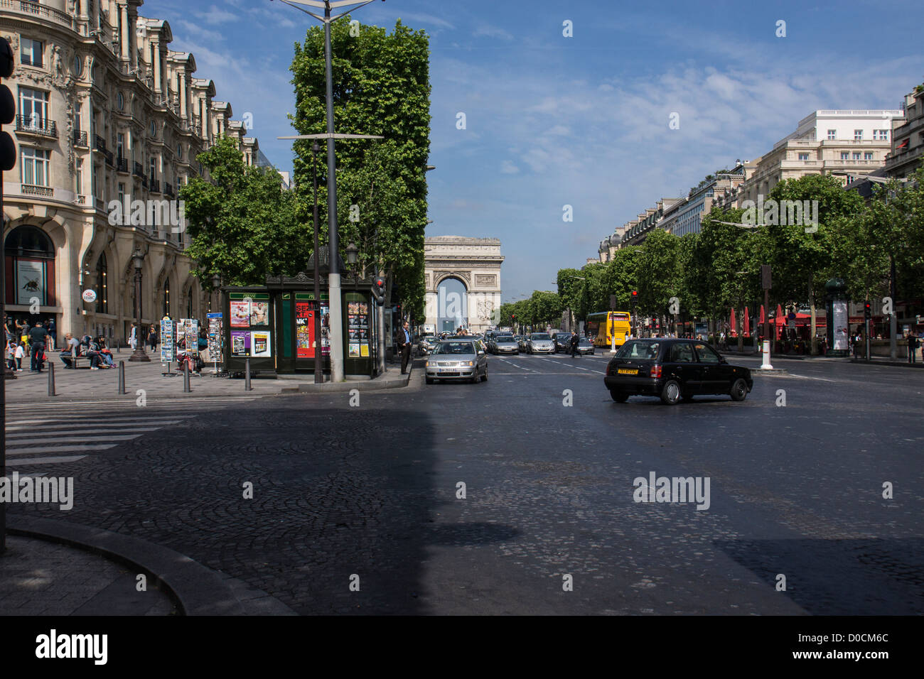 Visualizza in basso Champs-Elysées, Paris guardando verso l'Arc de Triomphe Mostra traffico e persone Foto Stock