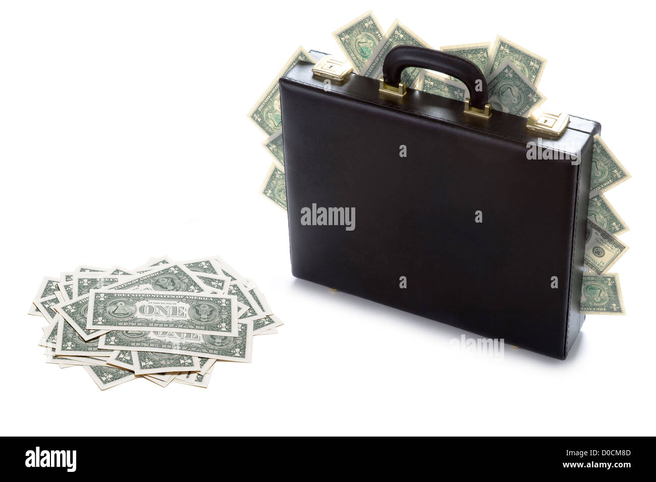 Valigetta farcite con contanti e american us dollari in un heap isolato su bianco Foto Stock