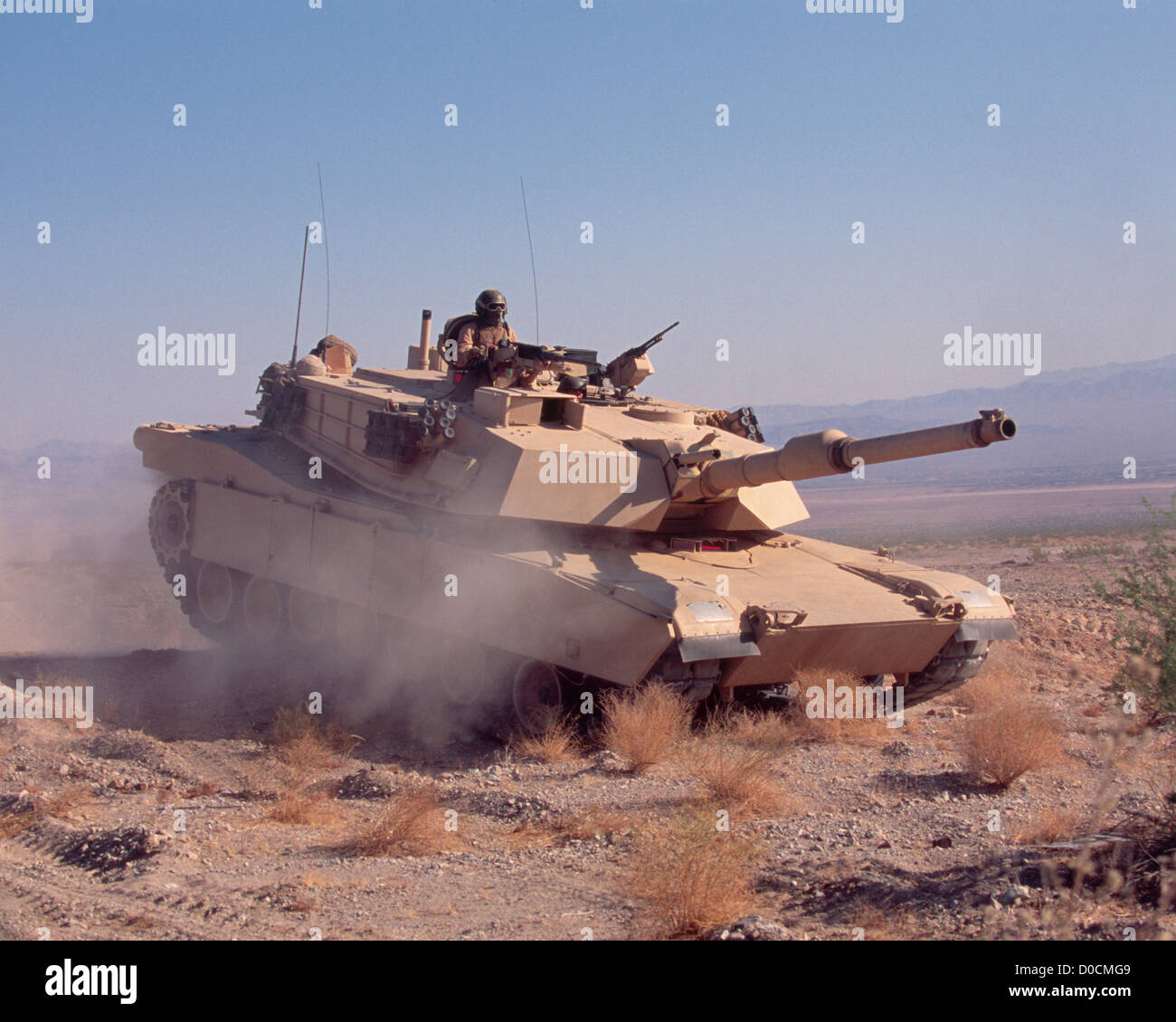 Un US Marine Corps M1A1 Abrams battaglia ruggiti del serbatoio attraverso il deserto Foto Stock