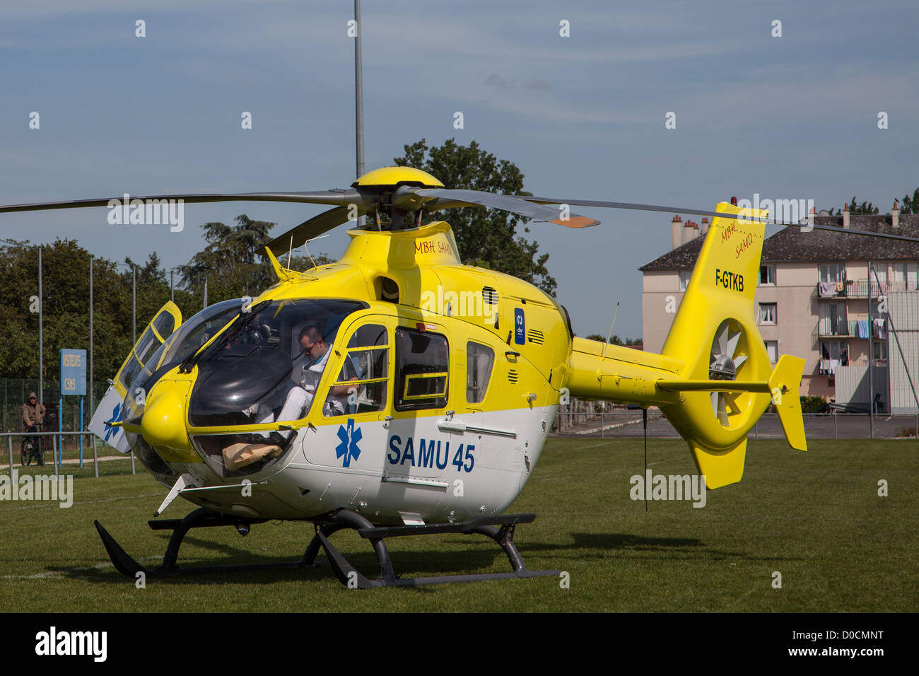 Il trasporto di una vittima a bordo di un elicottero della SAMU 45 il servizio medico di emergenza Sully-sur-Loire Loiret (45) FRANCIA Foto Stock