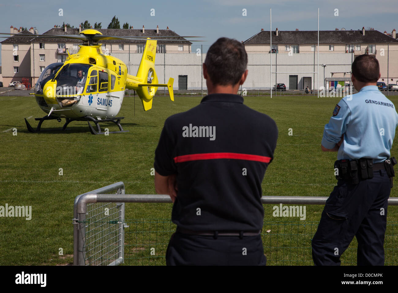 Il trasporto di una vittima a bordo di un elicottero della SAMU 45 il servizio medico di emergenza Sully-sur-Loire Loiret (45) FRANCIA Foto Stock