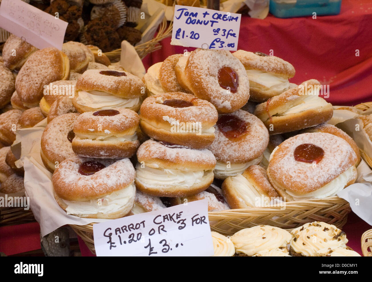 Varie ciambelle e torte al mercato alimentare Foto Stock