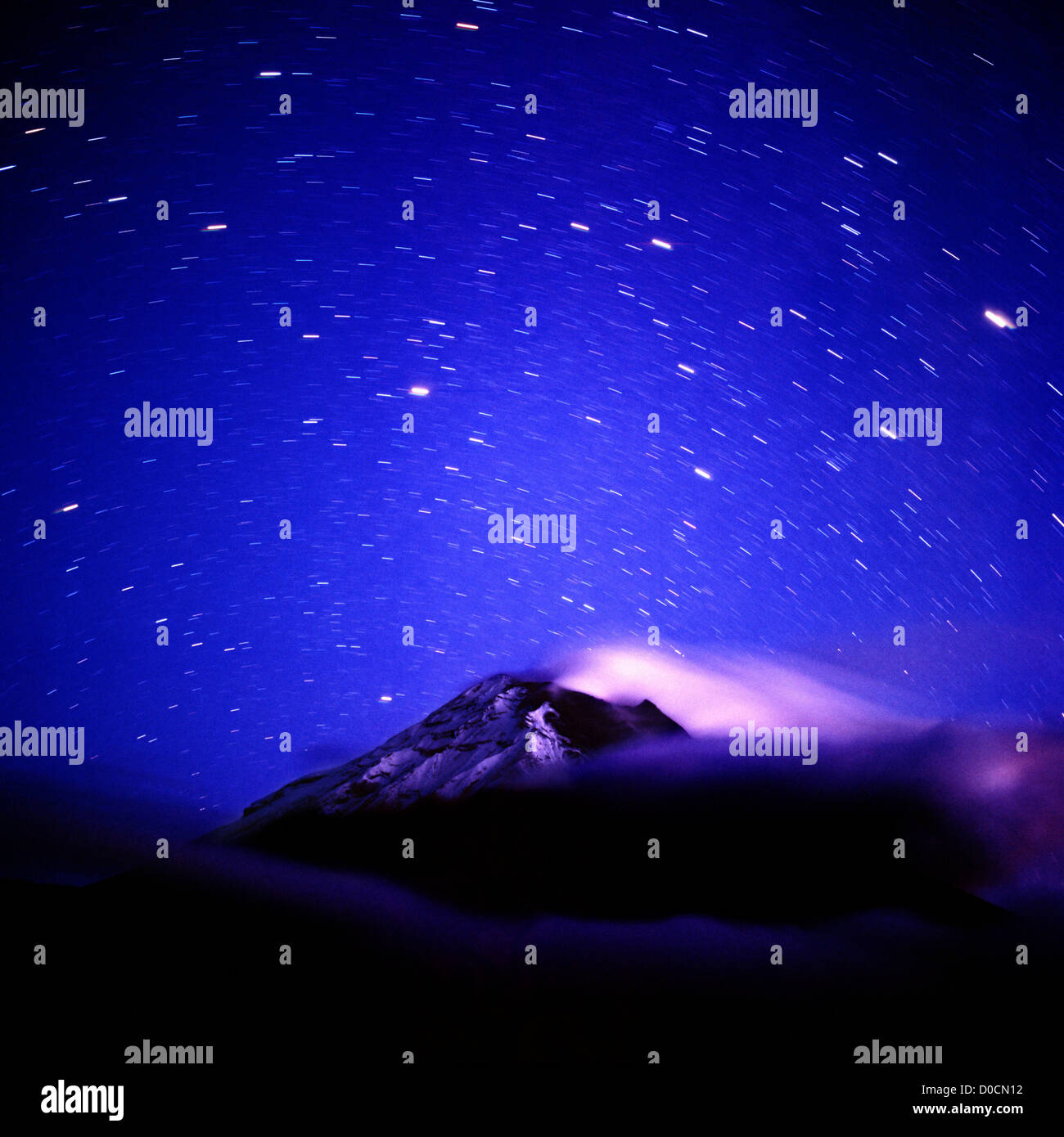 Ecuador il vulcano Tungurahua sfiati vapore dopo un'eruzione sotto le stelle Foto Stock