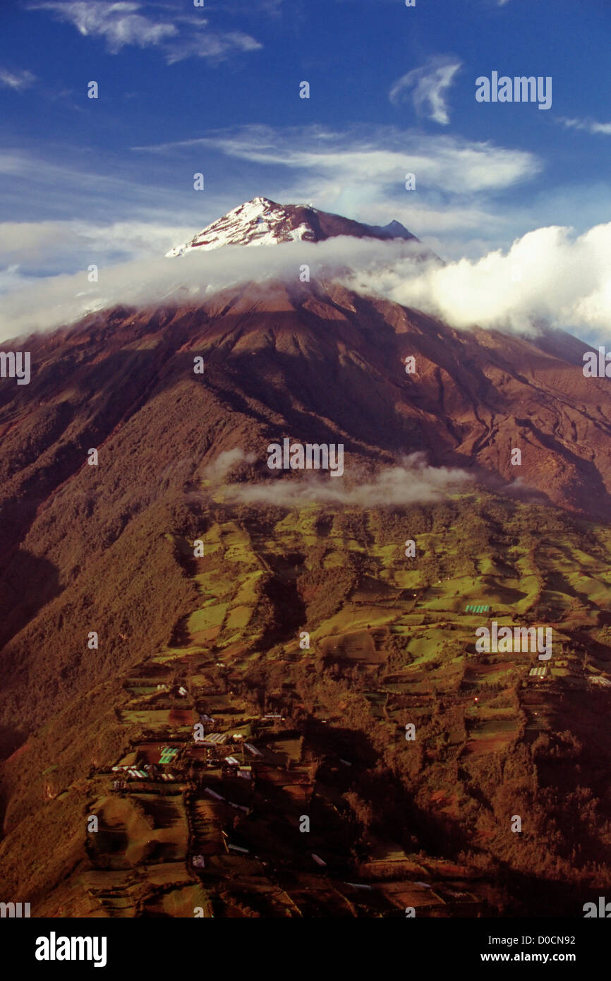 Patchwork agricoli sul lato nord del vulcano Tungurahua Foto Stock