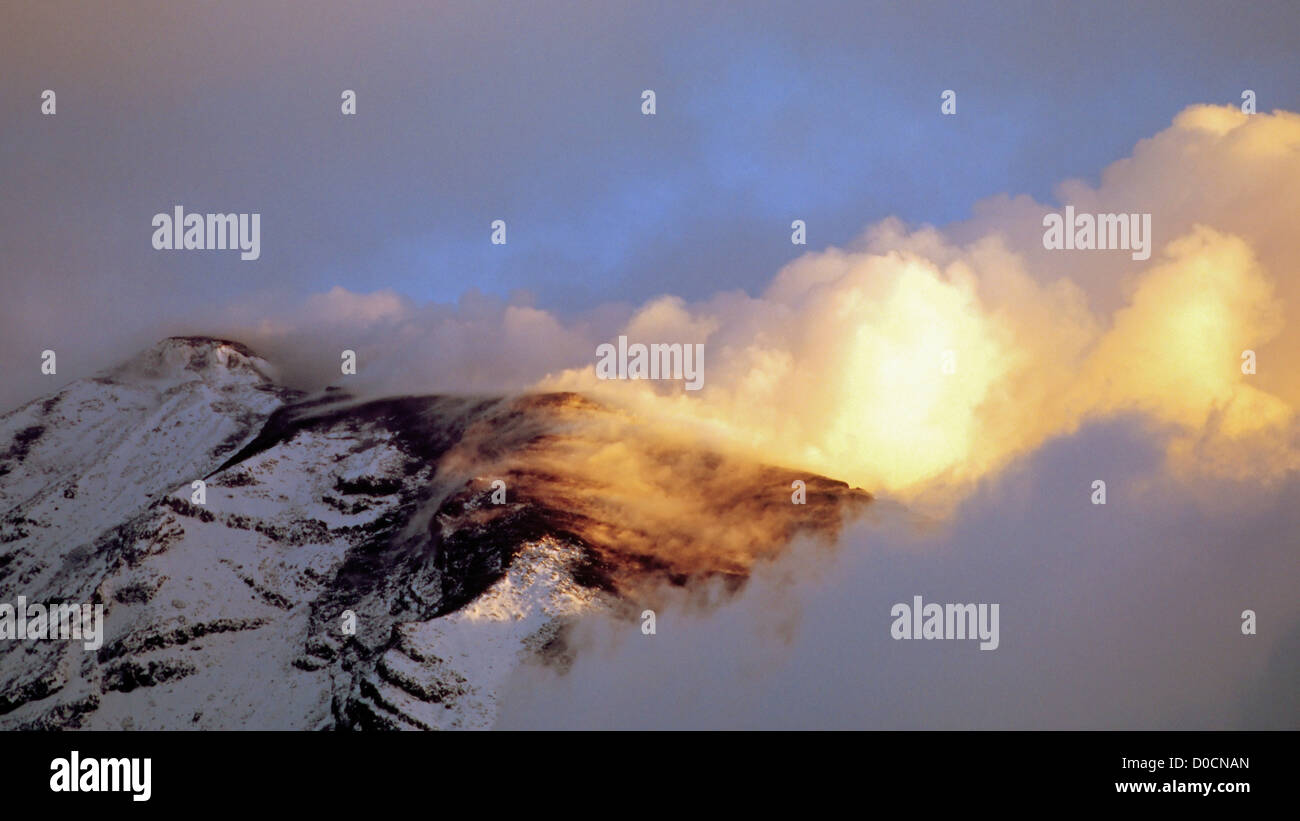 Vulcano Tungurahua sfiati vapore dopo una recente eruzione Foto Stock