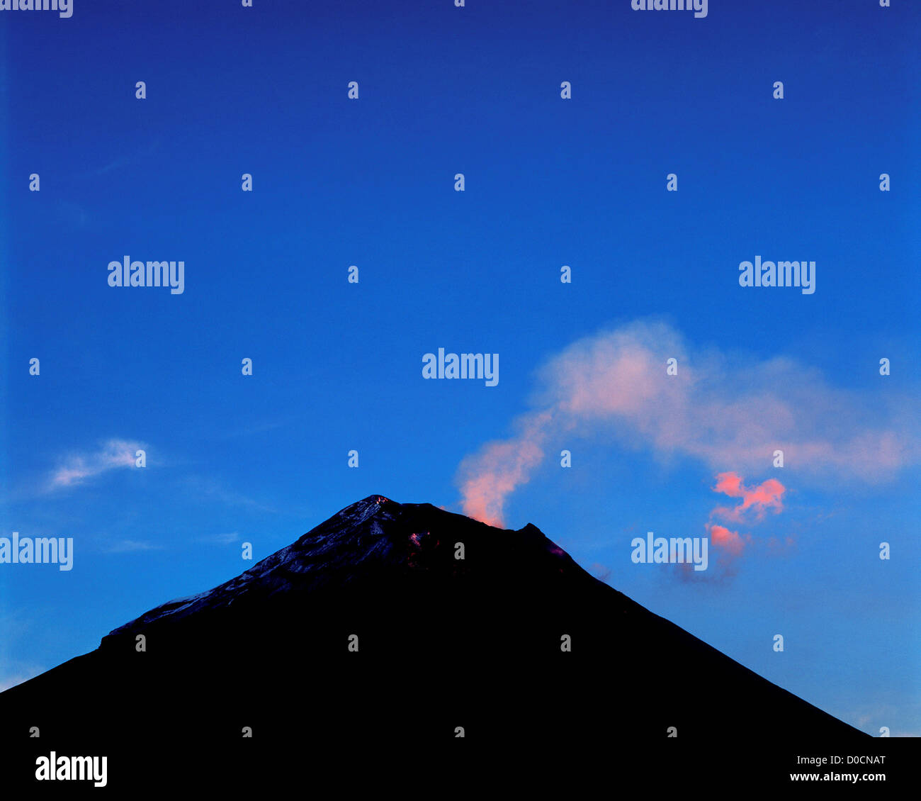 Fori per la fuoriuscita del vapore dalla sagoma del vulcano Tungurahua Foto Stock